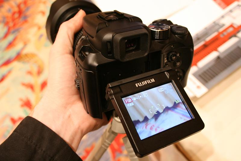 Illustration for article titled Hands On Fujifilm S100FS Faux DSLR: Why?